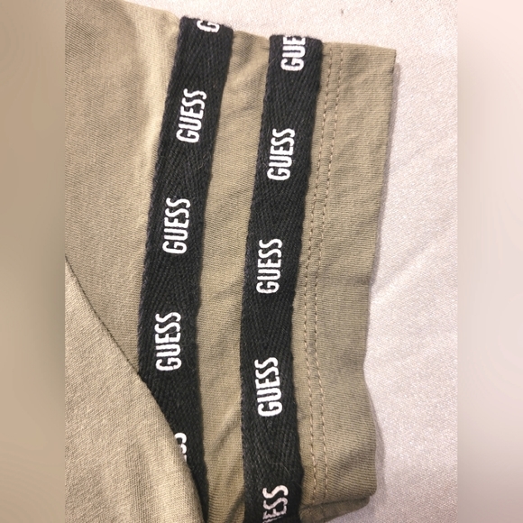 Guess Graphic T-shirt V-neck Size Large Green White Trim Excellent 💚 - Picture 3 of 6